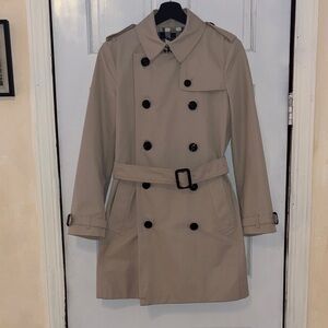 Burrberry Classic Beige Double-Breasted Trench Coat